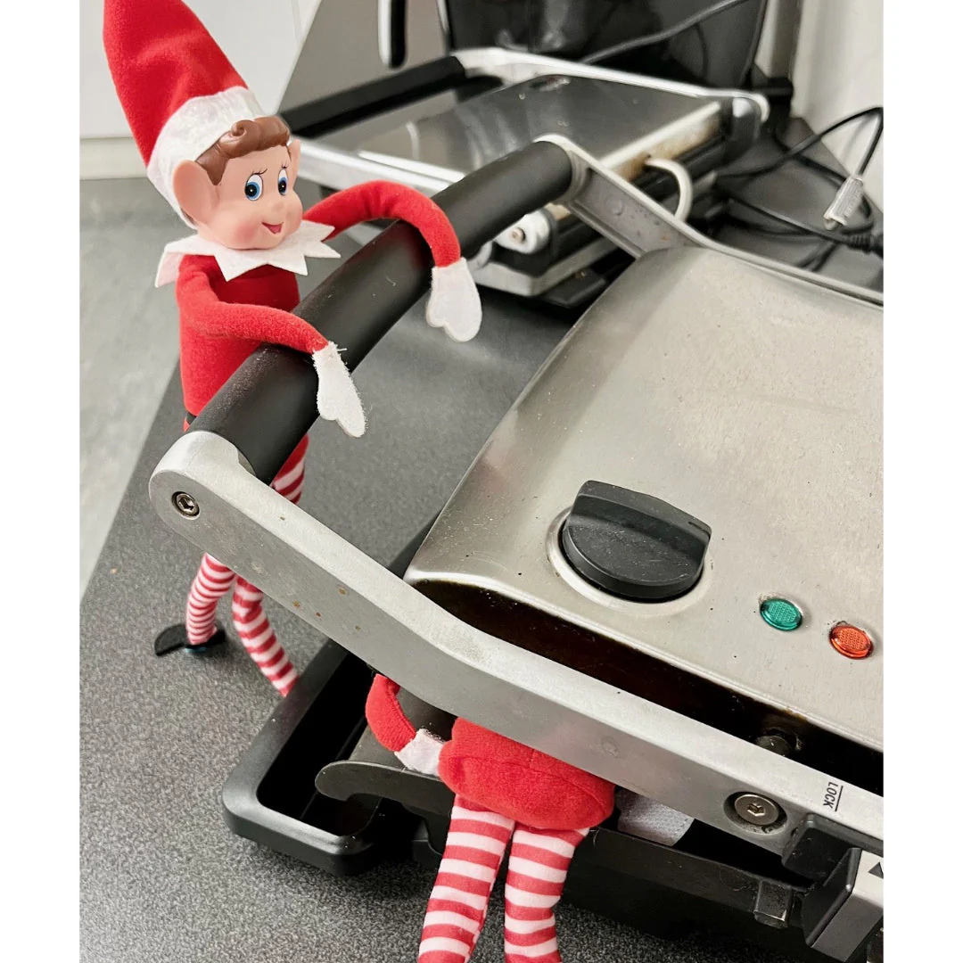 Elf Doll Mischiev-Elf Posable Tie-Card - Image 3